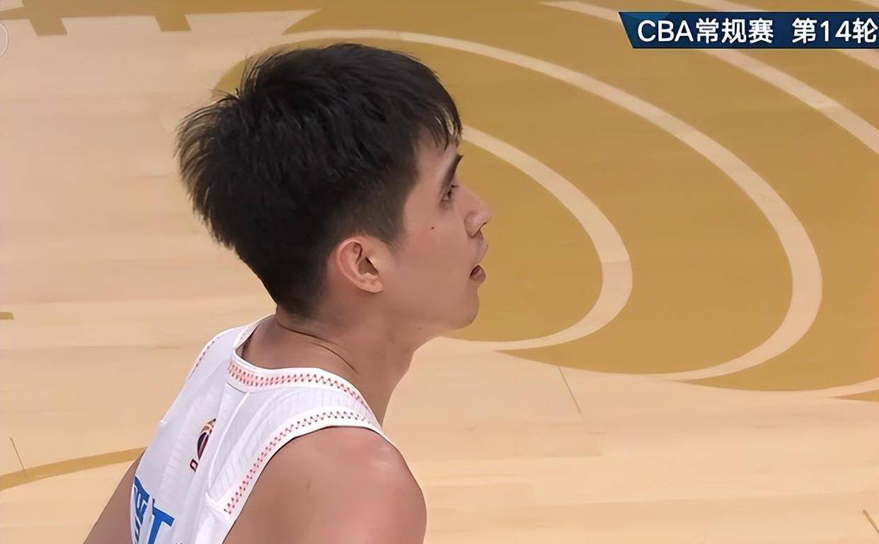 张庆鹏赛后遭队员摔护腕抗议北控险胜暴露三大死穴主帅(图3)