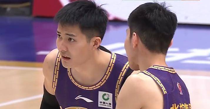 张庆鹏赛后遭队员摔护腕抗议北控险胜暴露三大死穴主帅(图4)