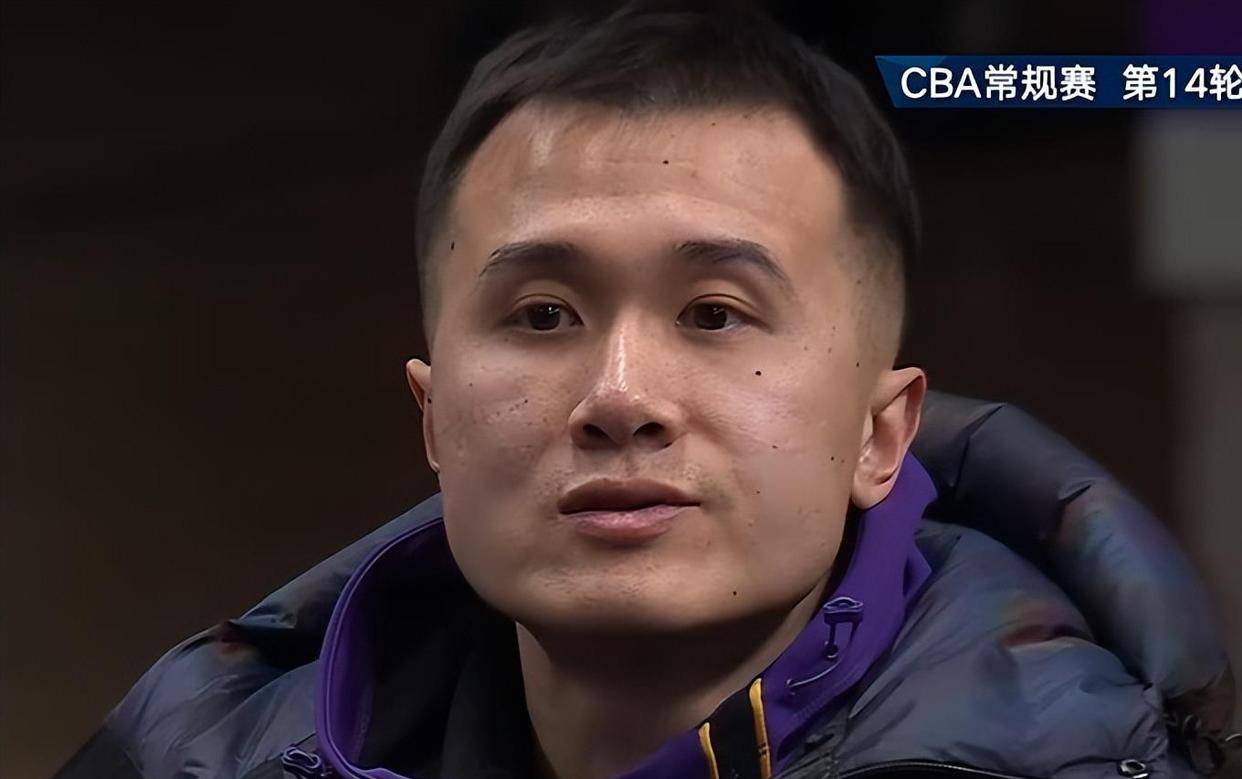 张庆鹏赛后遭队员摔护腕抗议北控险胜暴露三大死穴主帅(图5)