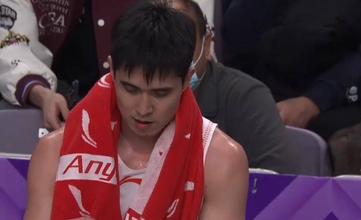 张庆鹏赛后遭队员摔护腕抗议北控险胜暴露三大死穴主帅(图6)