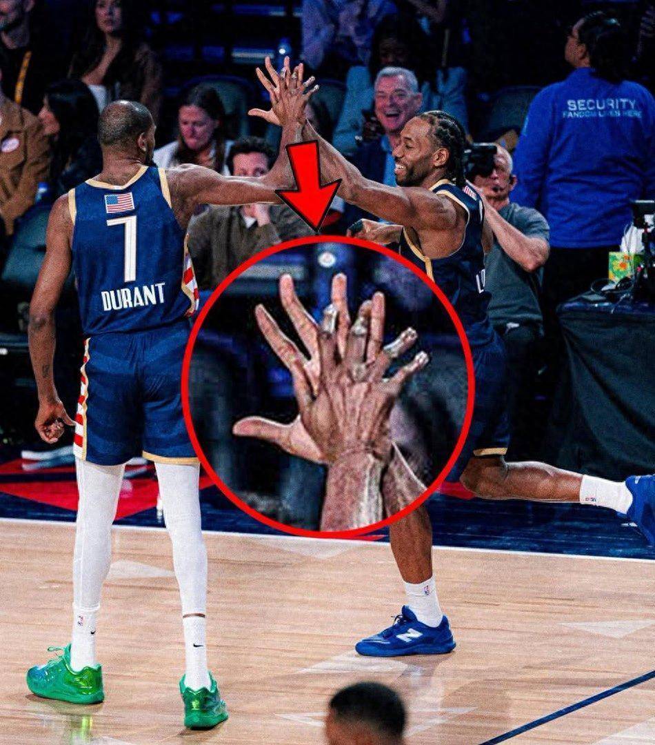 上去相当于KD2倍大史上第9小卡与杜兰特手掌比较吓人！看(图2)